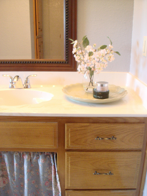 CHARMING BATHROOM MAKEOVER (for not much mulah!)