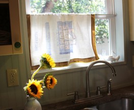 5 Minute DIY- Vintage Flour Sack Kitchen Curtain